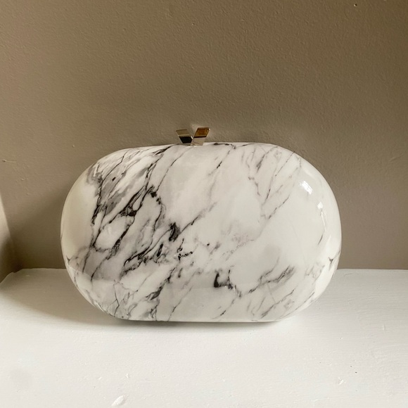 m_668fed635af6e69b0aa6cd72 Olga Berg Maeve Marbled Acrylic Oval Clutch