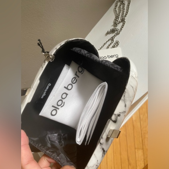 m_668fed6607ac559e5af2cd98 Olga Berg Maeve Marbled Acrylic Oval Clutch